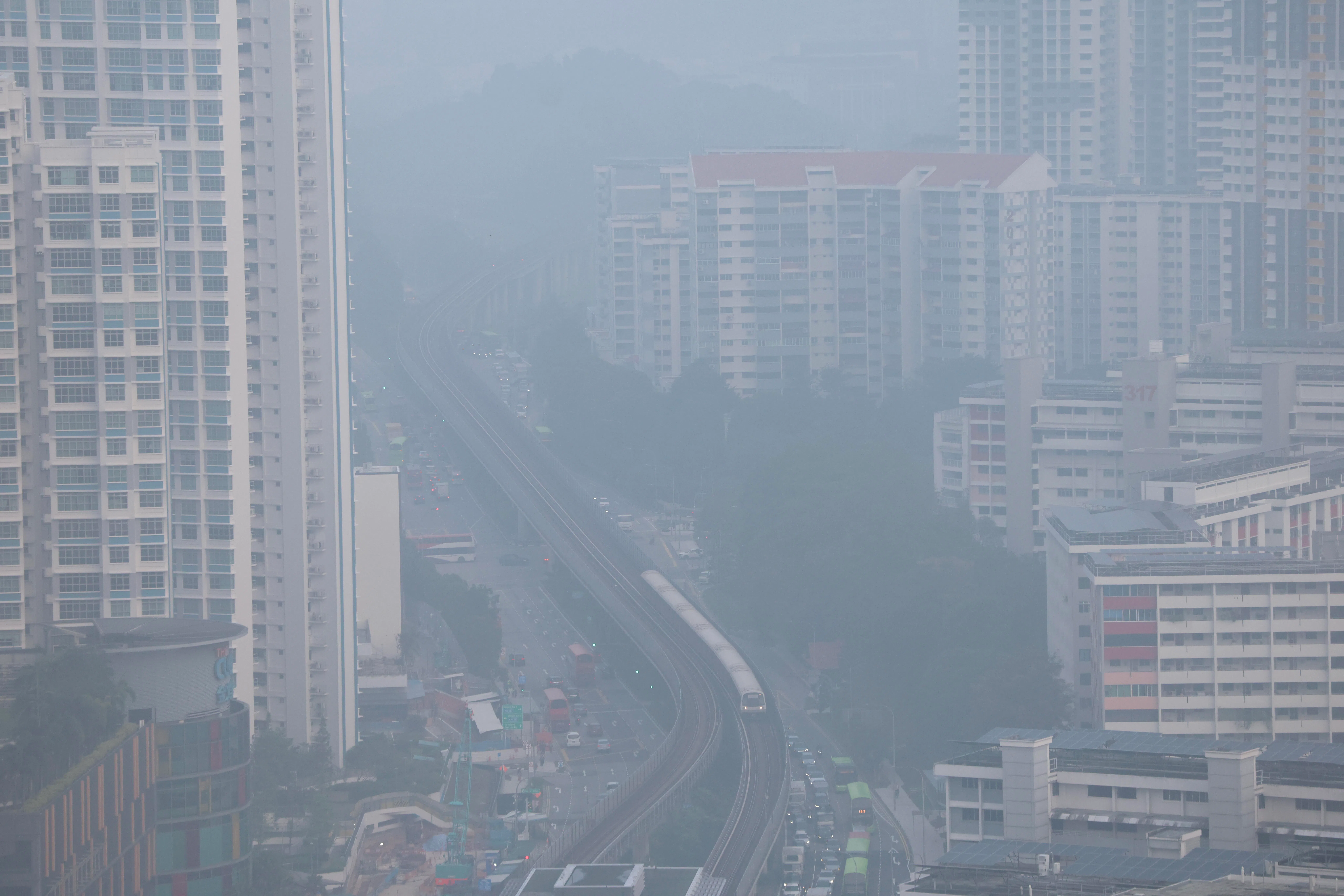 亚细安气象中心官网统计数据显示，加里曼丹和苏门答腊两个大岛星期一（28日）的火点总数为245，是上星期天（27日）137个的近两倍。图摄于星期二（29日）早上7时许，金文泰等西部一小时PM2.5悬浮颗粒浓度达每立方米122微克。（陈斌勤摄）