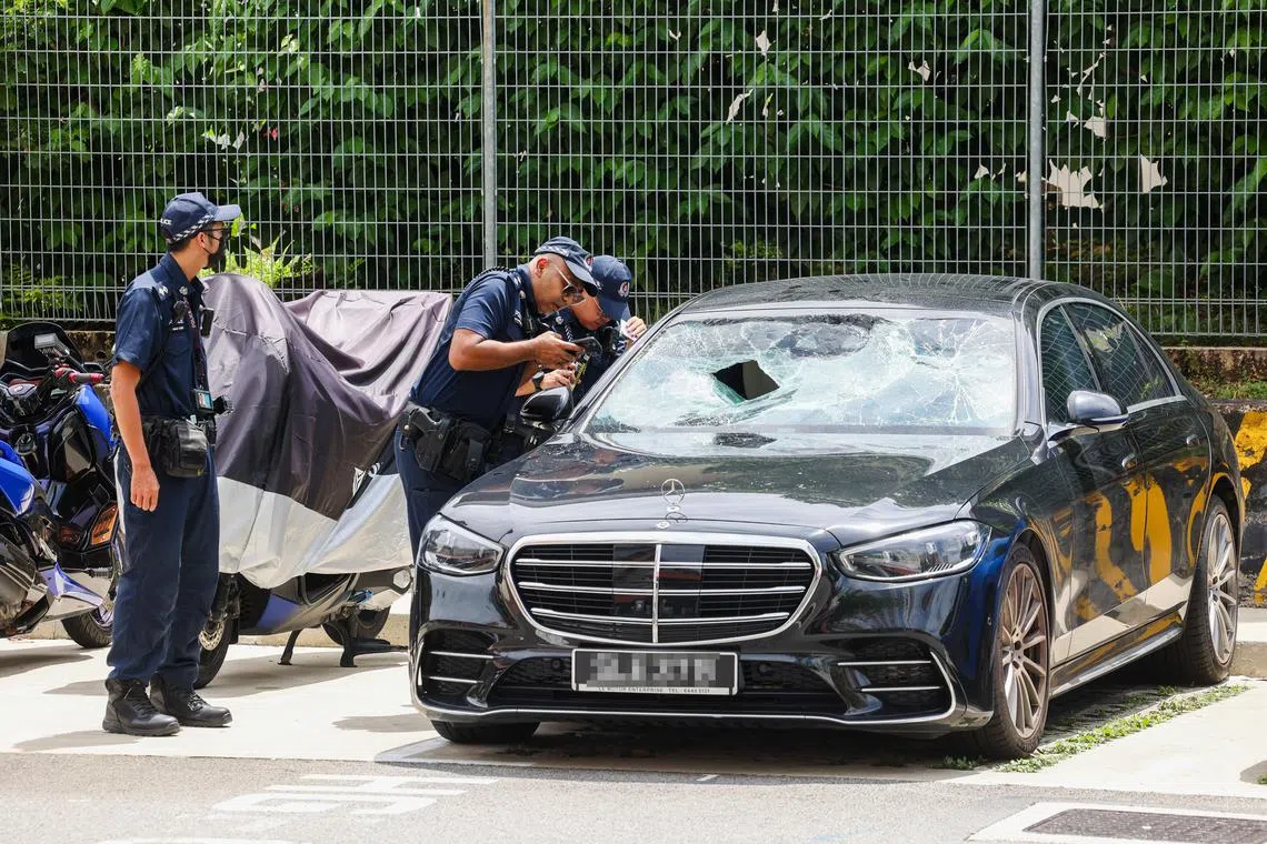 数名警员在一辆黑色马赛地来回调查，车子挡风镜碎裂。（蔡家增摄）