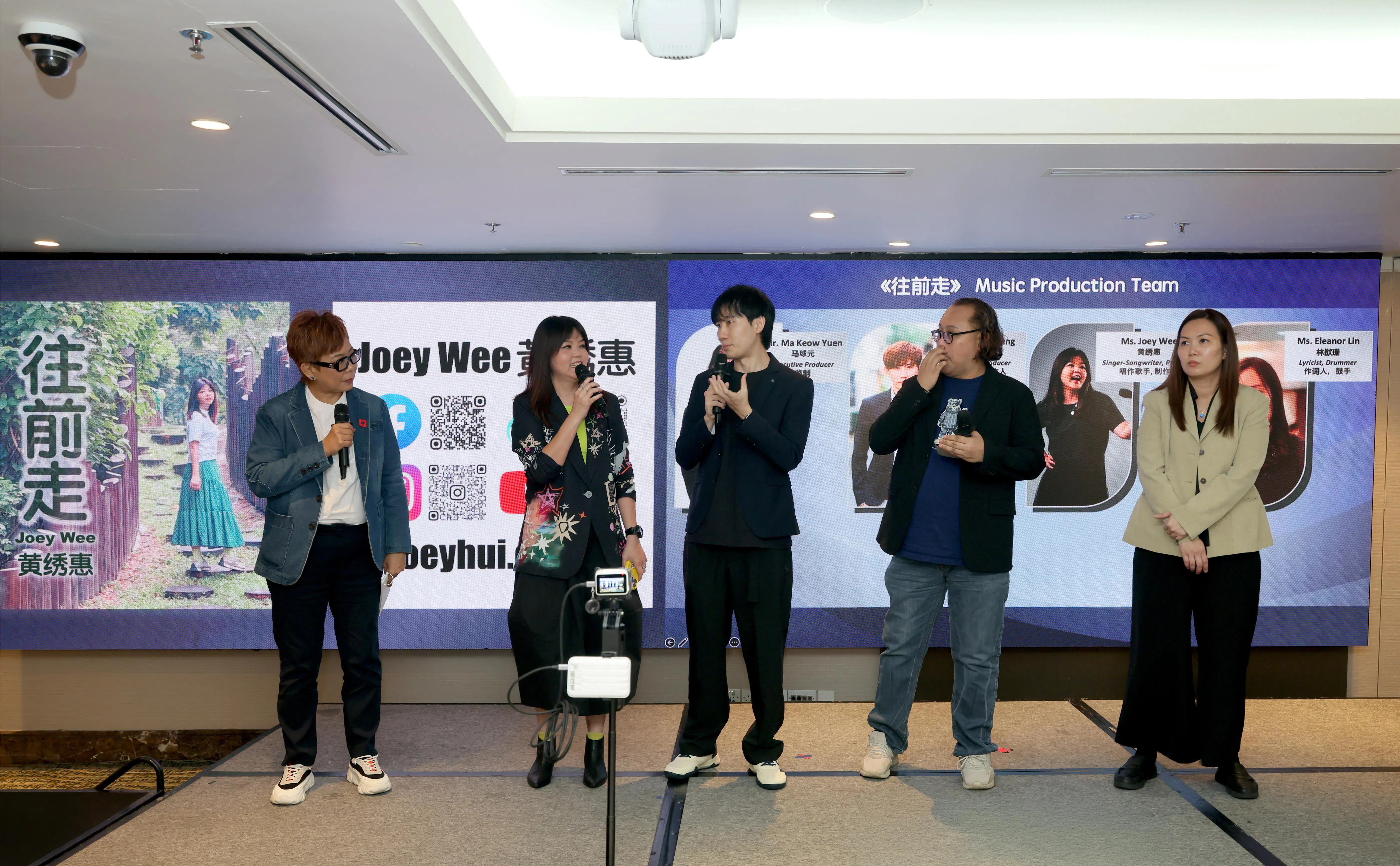 洪爱玲（左起）担任发布会主持人，访问歌手黄绣惠、制作人黄豪胜、监制马球元和赞助方林猷珊。（龙国雄摄）