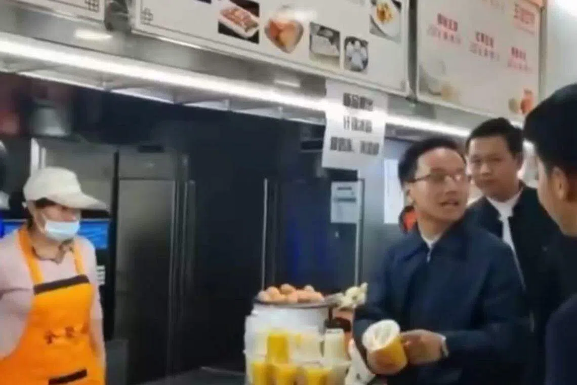 学生模仿领导的样子“视察”学校食堂。（视频截图）