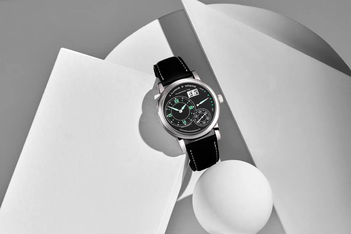白金款Lange 1 “Luminous”，采用黑色表盘和夜光标记，具现代感。（朗格提供）