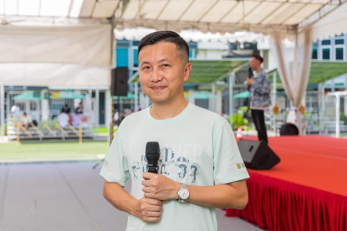 雅西西嘉年华的节目主持人之一薛景中，由于感念20年前雅西西慈怀病院在母亲患癌期间，免费给予的贴心照护，过去15年来他都义务担任主持工作。他也曾帮护理人员作中英和方言翻译，甚至制作了翻译卡片方便护士与年长病患的沟通。（吴先邦摄）