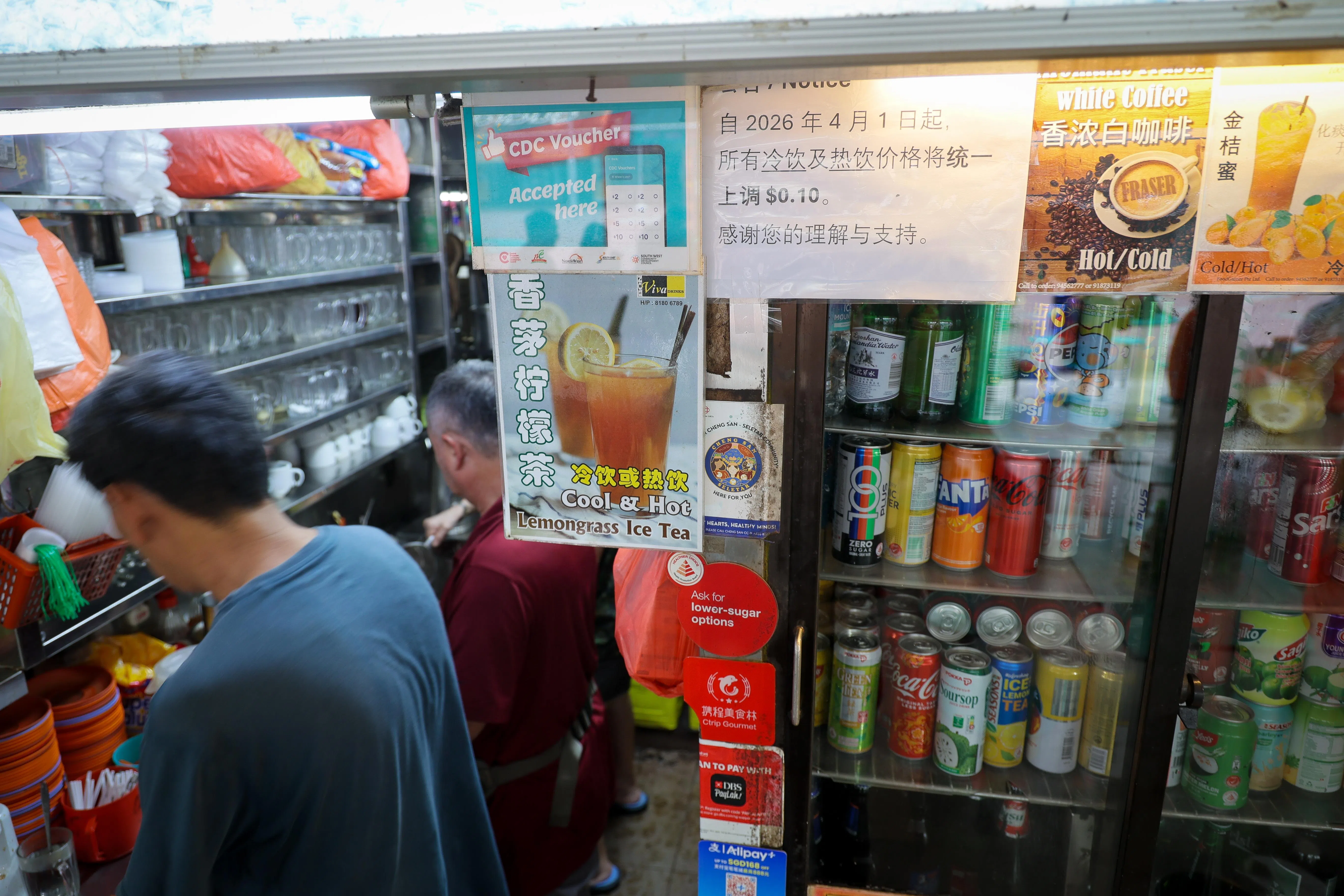 面对成本上升，不少餐饮业者调涨价格因应。（联合早报）