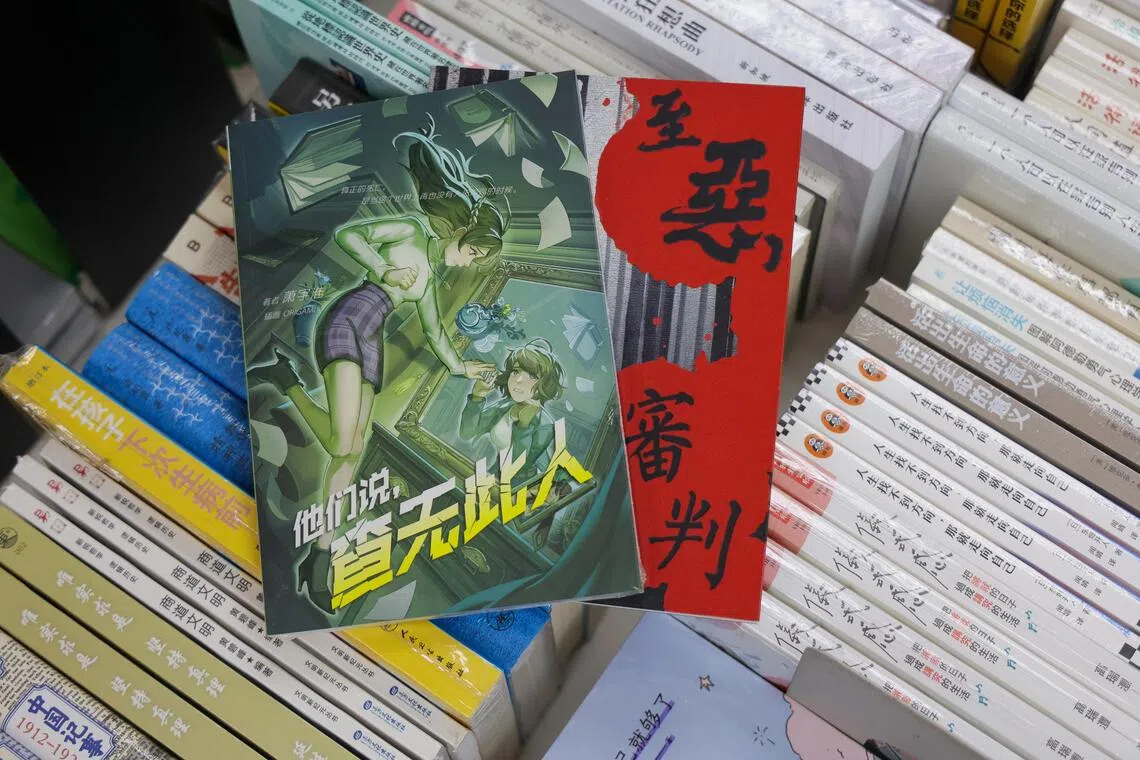 萧宇淮手握两本小说，从幕后写书人转为台上卖书人。（张俊杰摄）