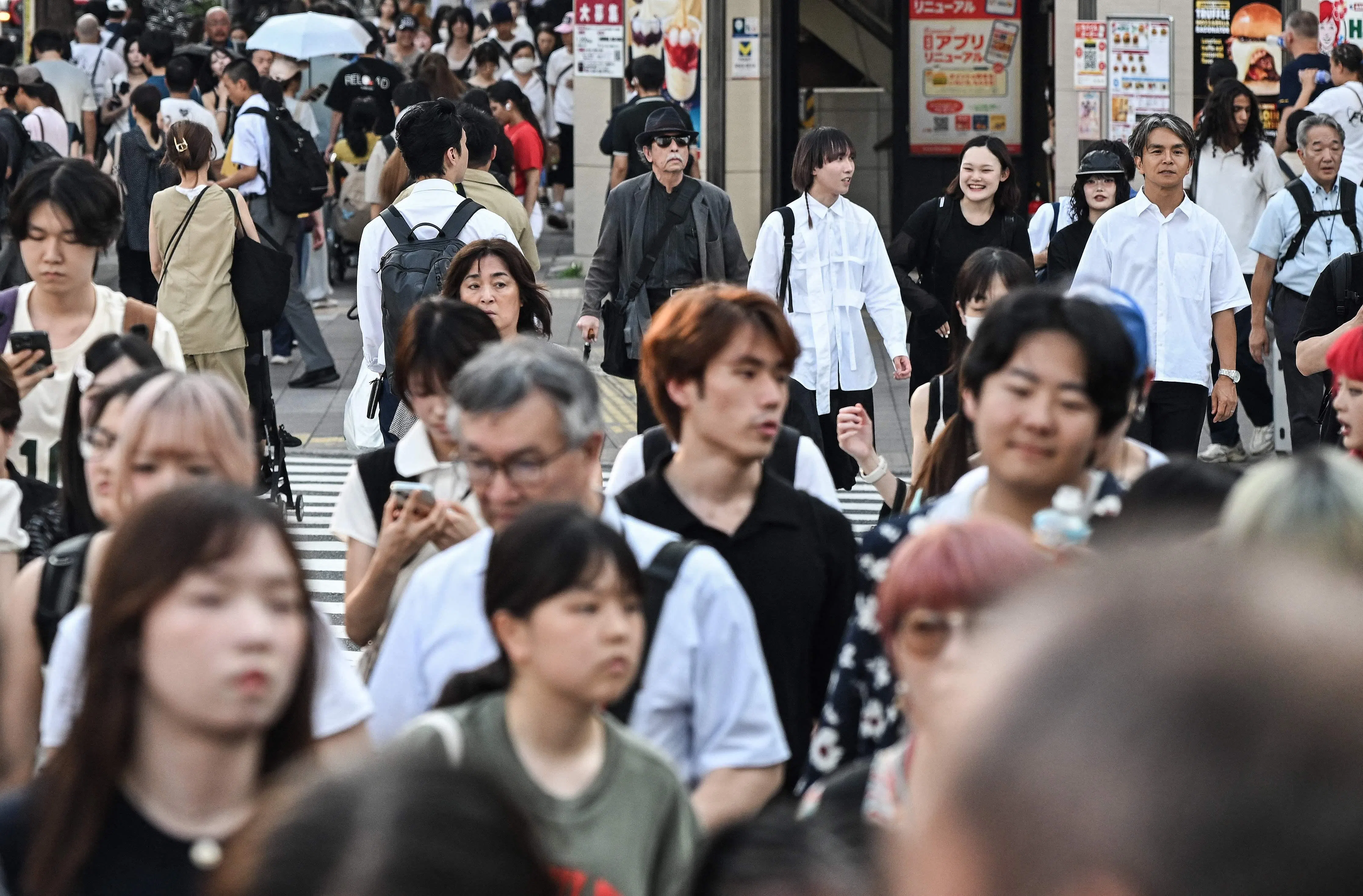 日本年轻世代更注重工作与生活平衡，对当地传统的职场过劳情况尤其反感。（法新社）