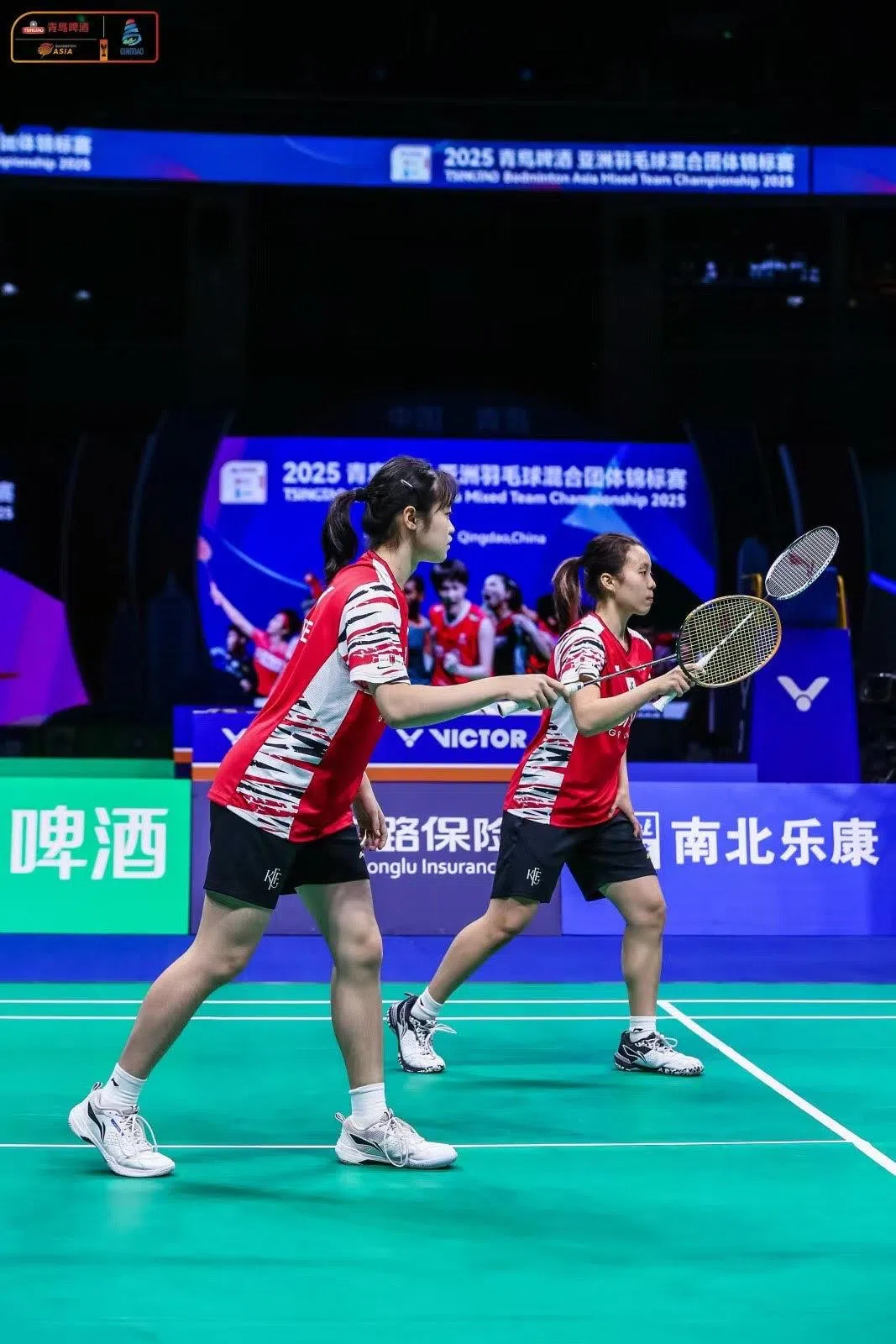 我国女双组合王晓恩（右）和李政妍仅合练了一个星期就出战女双项目。（亚混团赛组委会提供）