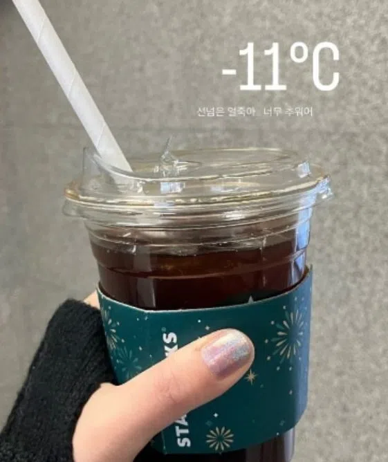 Jisoo在IG上传手握星巴克饮品的照片，惹来骂声一片。（互联网）