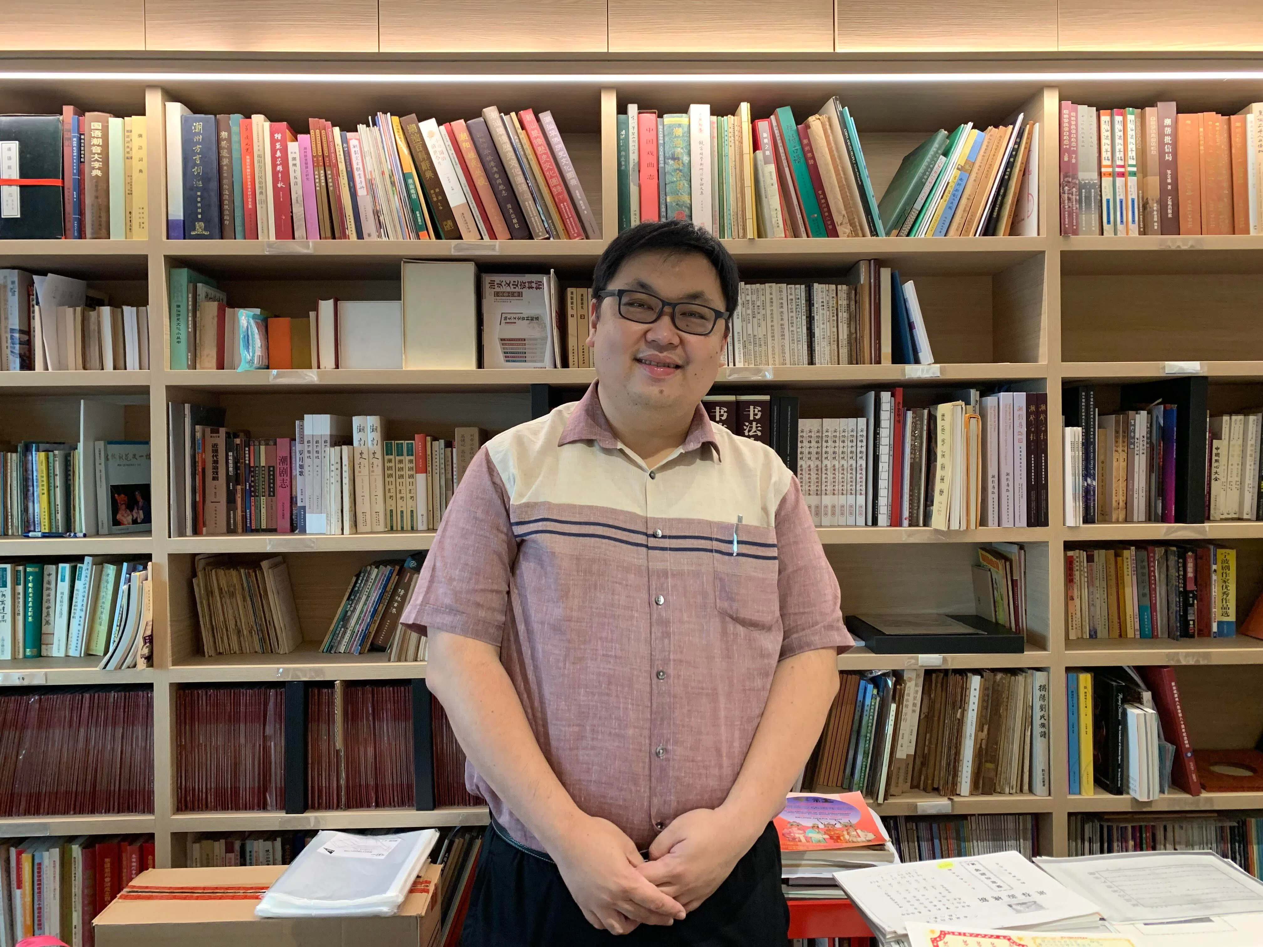 本地娱乐文史研究者苏章恺见过谢贤和光艺签的实体合约。（档案照）