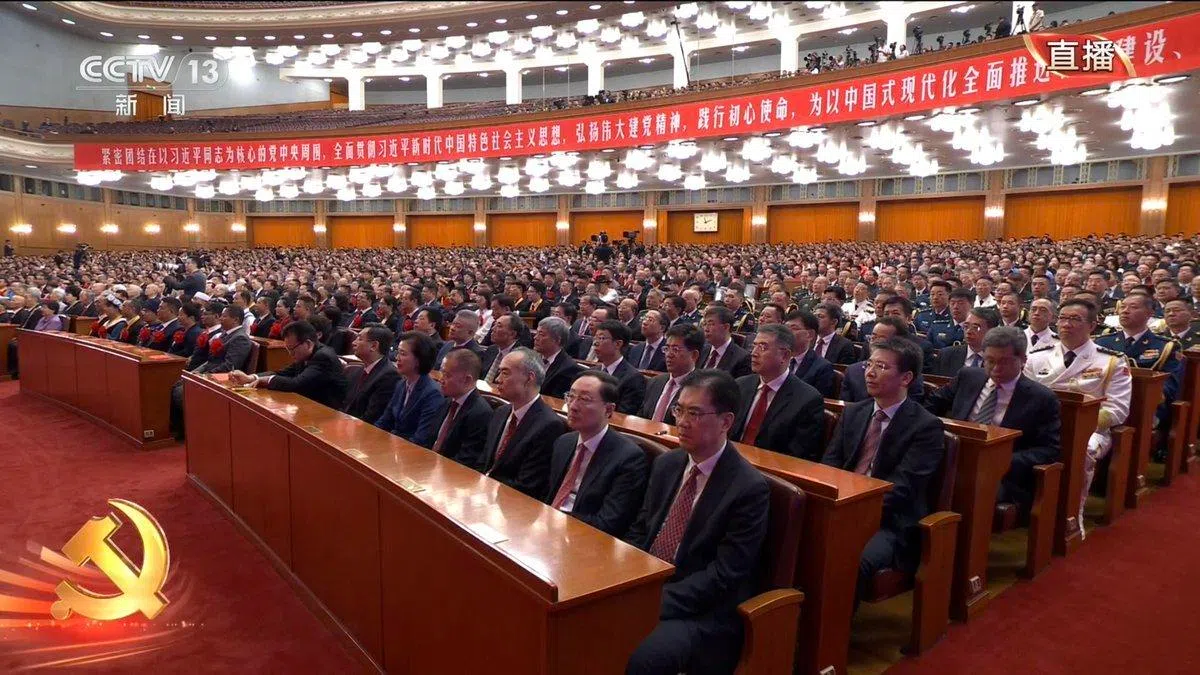 在星期三（7月1日）的庆祝中共成立105周年大会上，中国外交部原副部长孙卫东（第一排右二）的座位，同样安排在中共中央军民融合办常务副主任邵新宇（第一排右一）、中央政法委秘书长訚柏（第一排右三）之间。（央视直播截图）