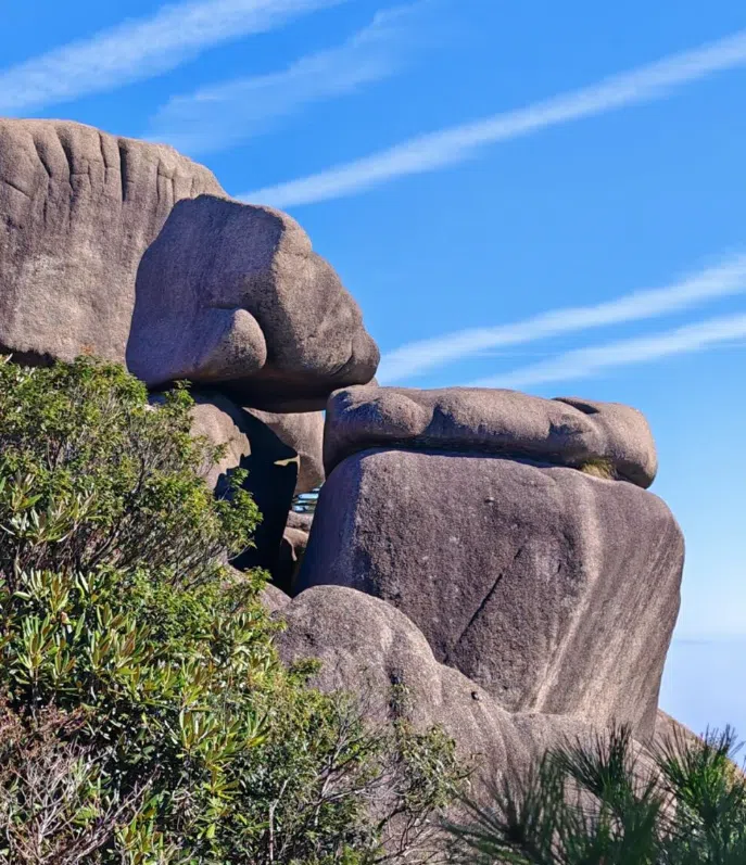 灵山以奇峰怪石著称，这块岩石形似伏魔神拳。（上饶灵山风景名胜区官网）