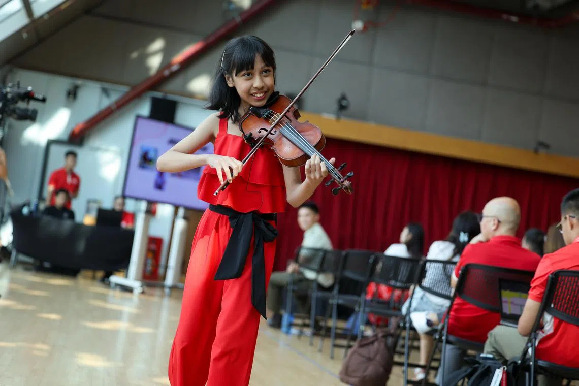 年仅11岁的小提琴手郭淑琴（Anastasha Suchin）是滨海湾庆祝活动的演出者之一，她将在现场演奏自己重新编曲的作品。（张俊杰摄）