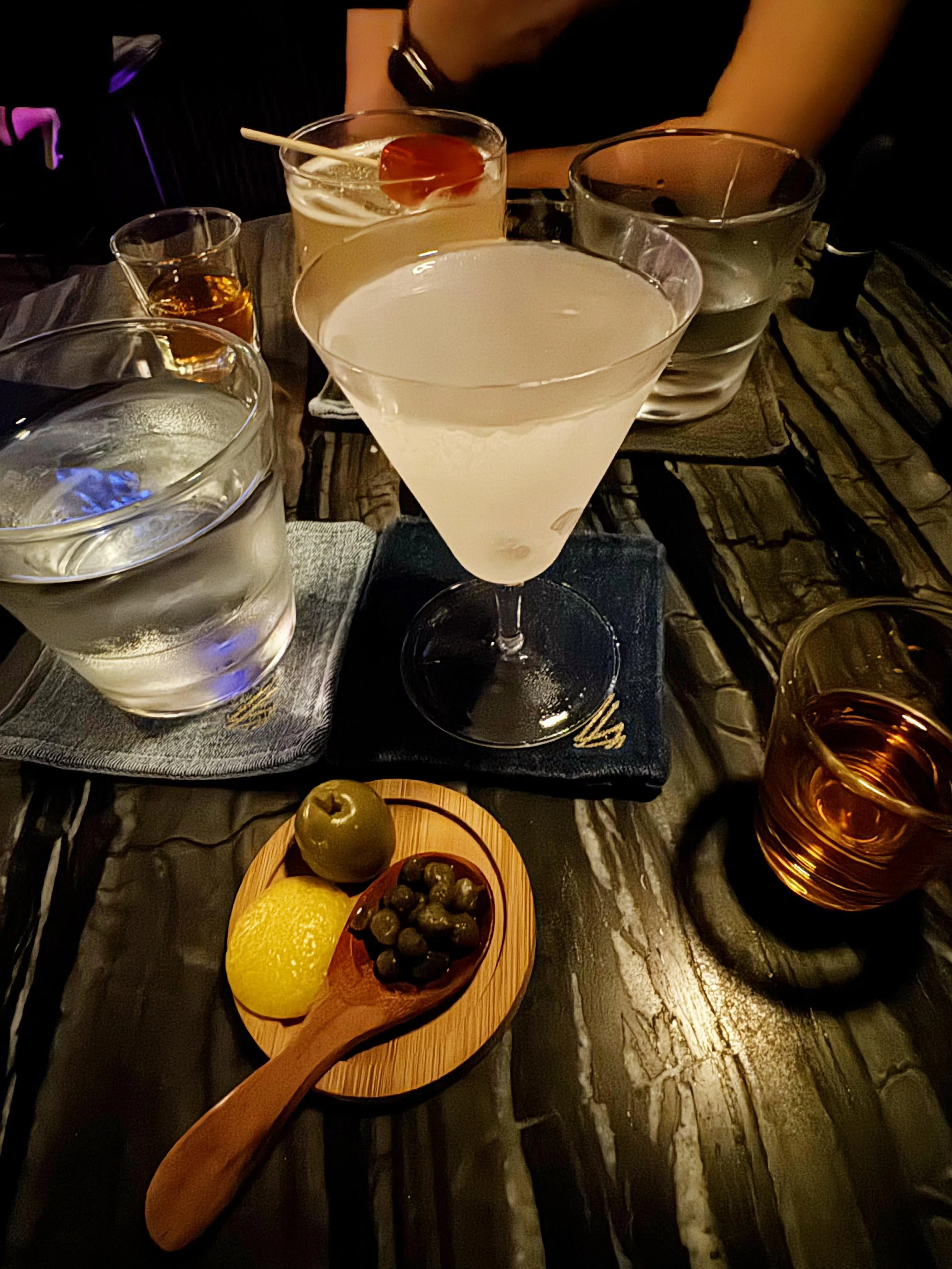 在Stay Gold点两杯鸡尾酒，包含消费税的总价为62.35元。（蔡玮谦摄）