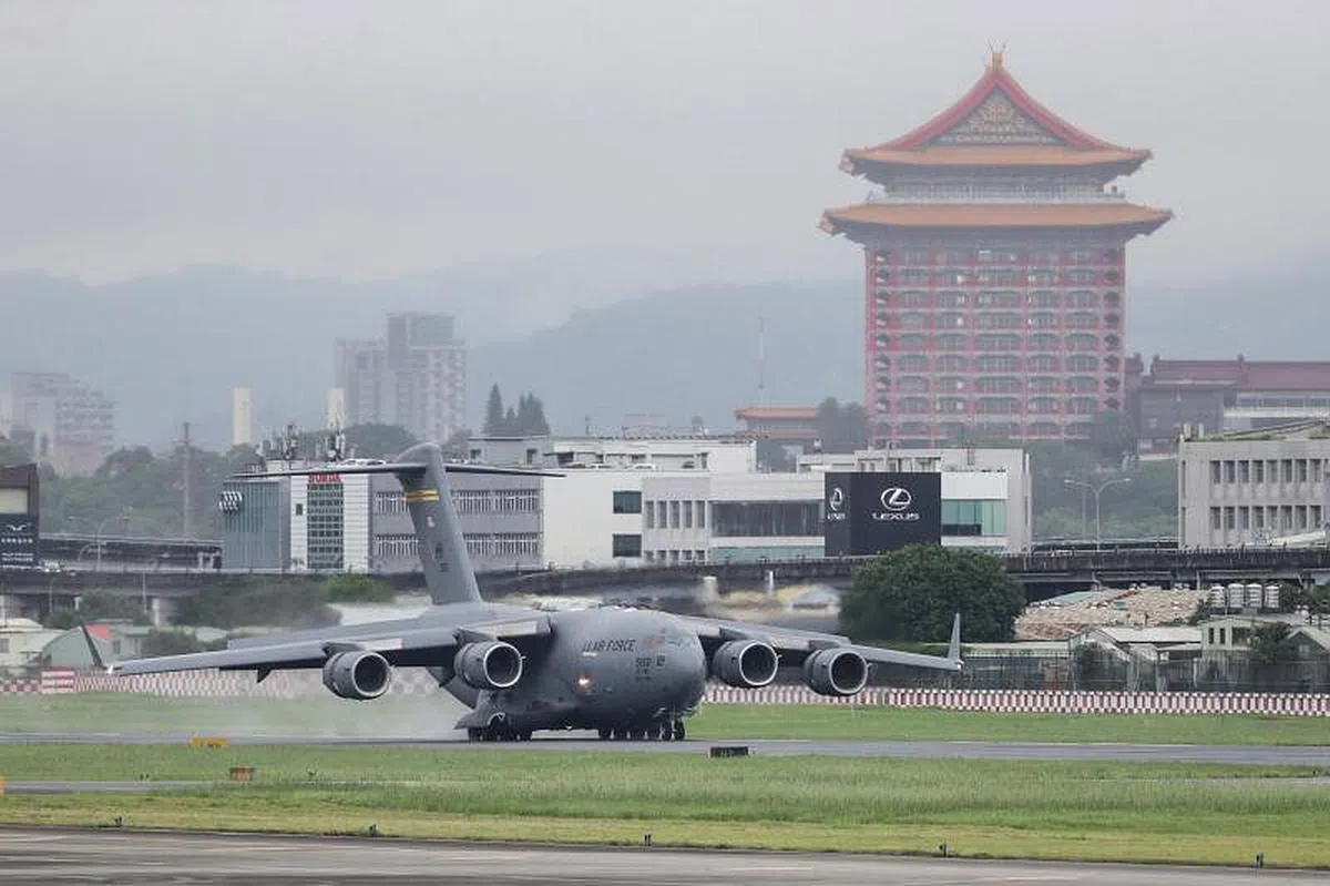 搭载美国参议员访团的美国军机今早抵达台湾松山机场。（路透社）