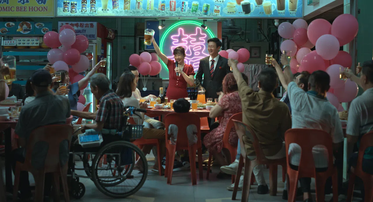 片中经典的咖啡店婚礼场面，杨雁雁（红衣举杯者）拍摄时真的喝醉吐满地。（长景路电影工作室提供）
