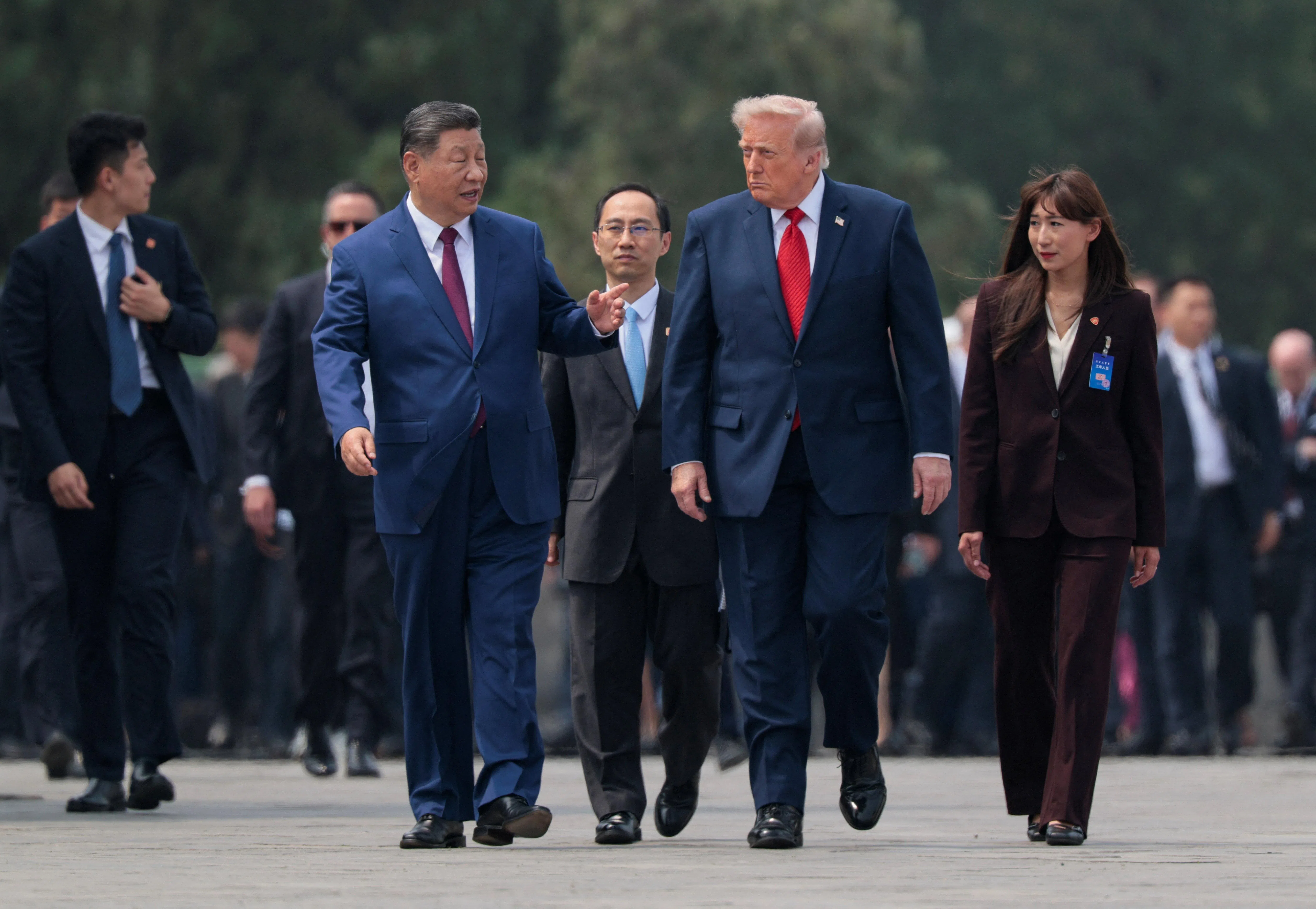 美国总统特朗普星期四（5月14日）参观天坛时，与中国国家主席习近平交谈。（路透社）