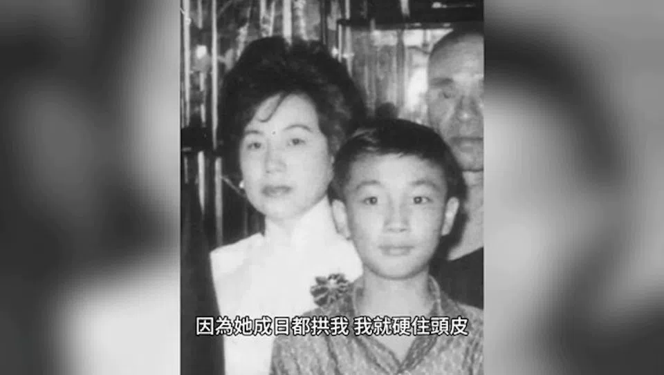 刘松仁（右）童年时和母亲合影。（视频截图）