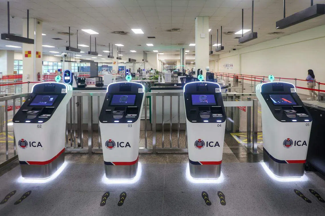 当局安装全新、占用较小空间的自助通关亭。（陈斌勤摄）