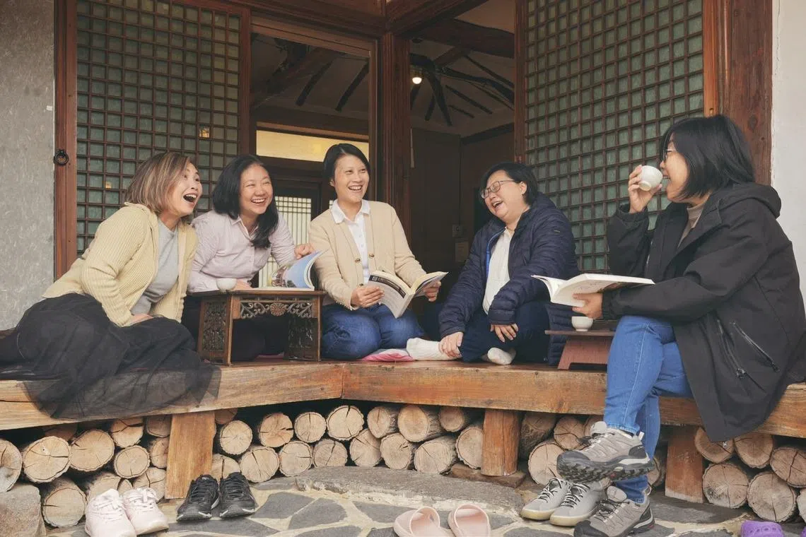 老友们入住位于杨平半山腰村庄一幢百年韩屋，暂时远离城市喧嚣，在畅聊往事中留下难忘回忆。（受访者提供）