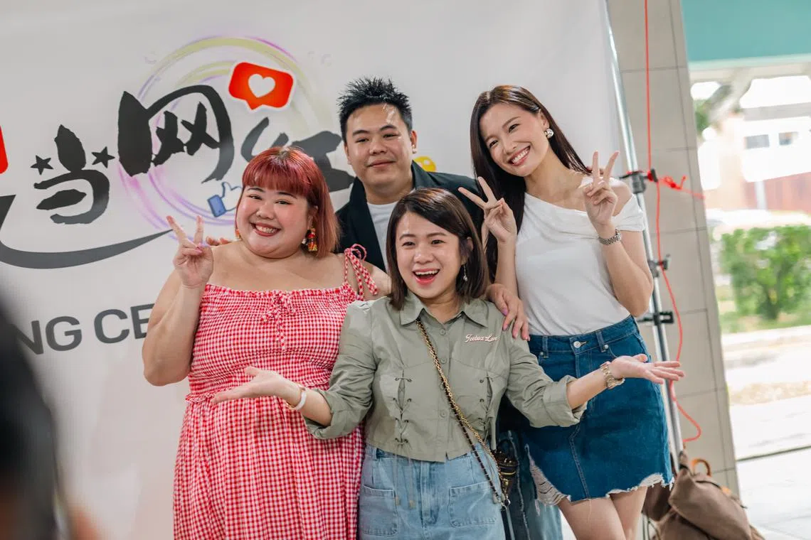 马一朵（后排中）去年首执导演筒拍《Aunty当网红》，演员包括林茜茜（前排左起）、黄湘淋和林昀憓。（档案照）