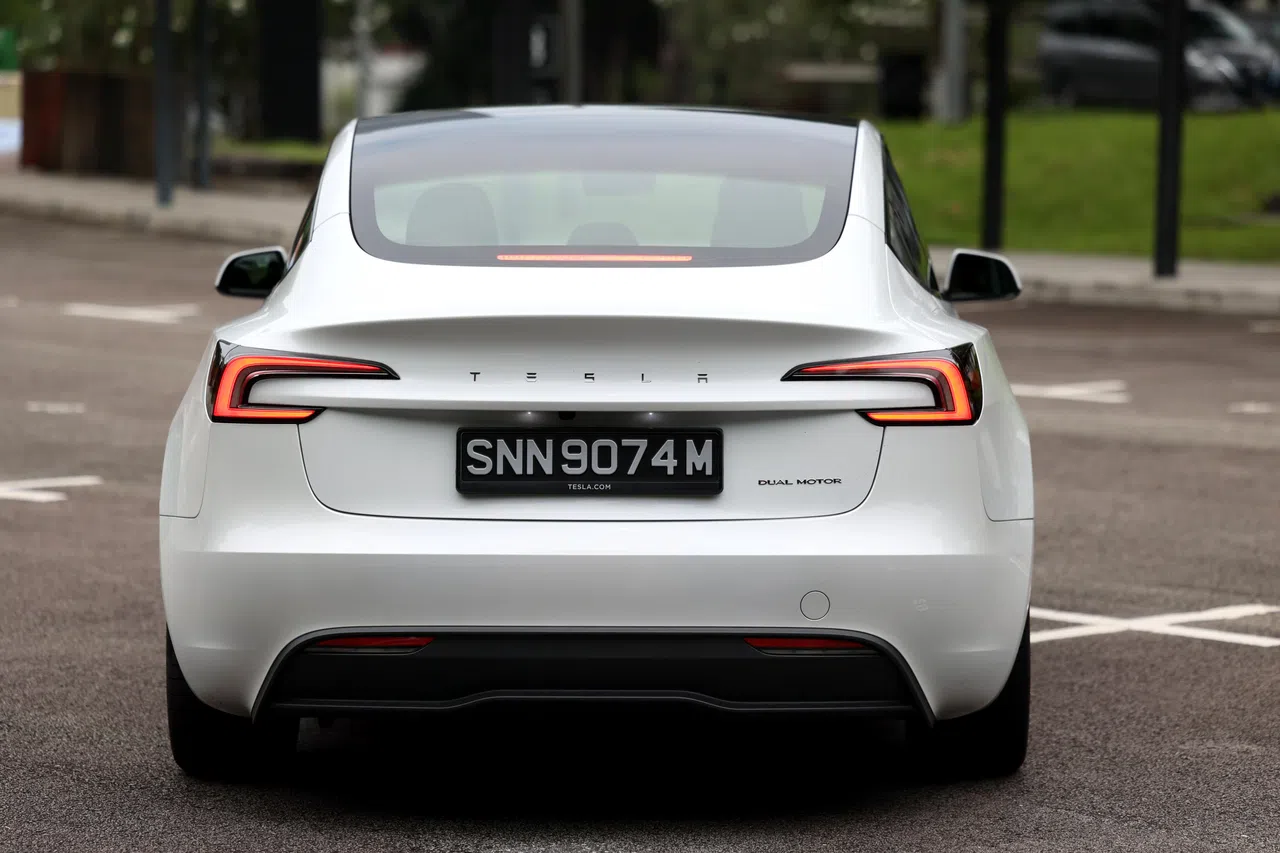 C形尾灯与尾门合为一体，原本的特斯拉标志改以“Tesla”英文字母呈现。（龙国雄摄）
