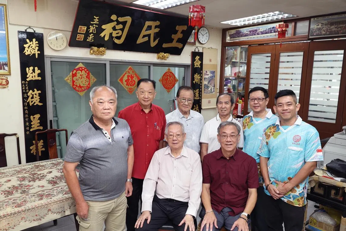 海南王氏祠顾问王振胡（前排左一）、会长王振钦（前排右一），以及副交际王德和（后排左起）、总务王其泽、副秘书王汉兴、理事王诗舒、财政王绍琼和副会长王家明，一同分享宗祠迈向数码化，以新方式延续百年宗谊的愿景。（周国威摄）