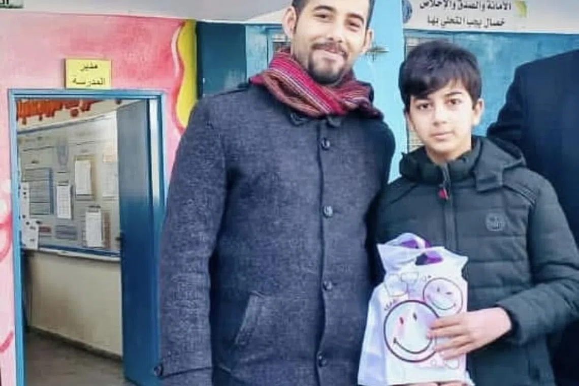 阿布·托哈及其学生Hatem，在现实中已经阴阳相隔，在记忆里永远站在一起。（取自Mosab Abu Toha社媒）
