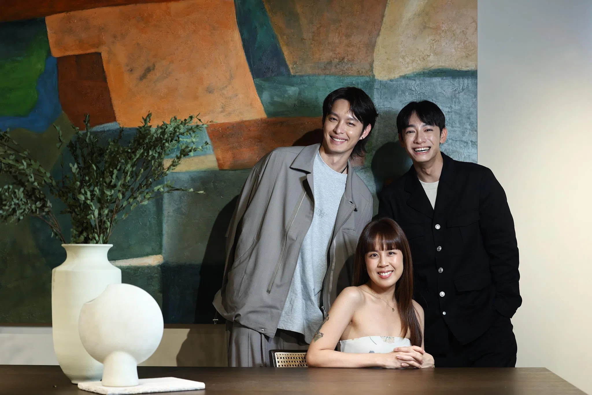 台湾艺人曹佑宁（后排左起）和刘修甫2024年来新宣传刘慧伶（前）的处女长片《刺心切骨》。（档案照）