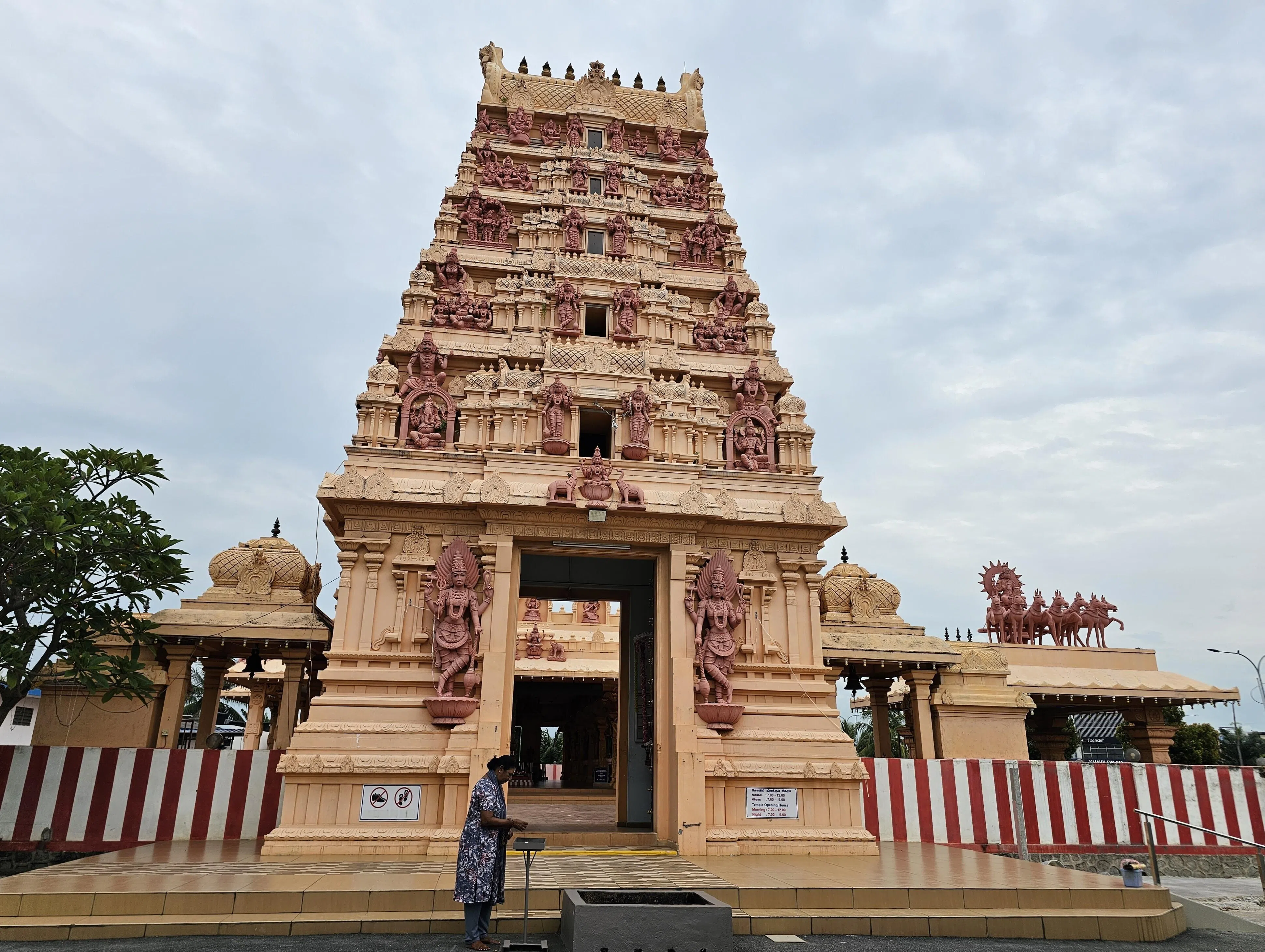 别致的粉红色印度庙Sree Durgai Ambal Temple，位于游客热门景点波德申卢骨镇。（莞尔摄）