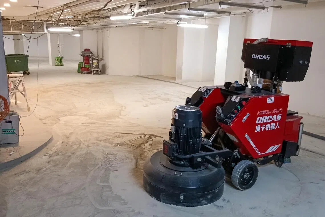 本地地坪工程公司 Corrosion Proof Construction 近八个月引入自动化地坪打磨机器，在工地上进行磨地作业，以应对人力成本上升，提升施工效率。（受访者提供）
