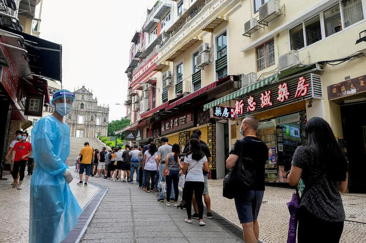 6月20日，澳门民众在知名地标大三巴牌坊前排队检测冠病。（路透社）