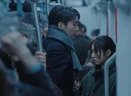 由赵又廷（左）和张子枫主演的《秋雪漫过的冬天》翻拍自韩剧《我的大叔》。（互联网）