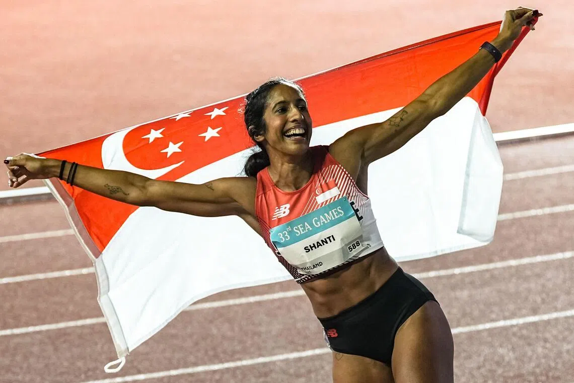 “女飞人”珊蒂继续成为女子短跑标杆，成功卫冕100米和200米金牌。（法新社）