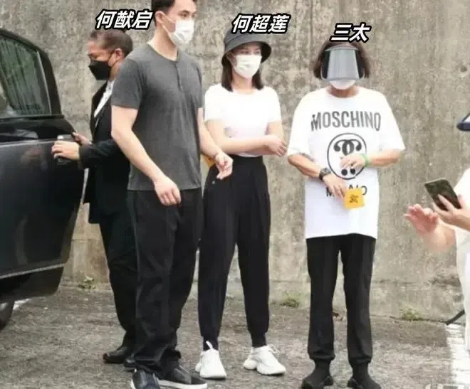 何超莲和家人一同扫墓。（互联网）