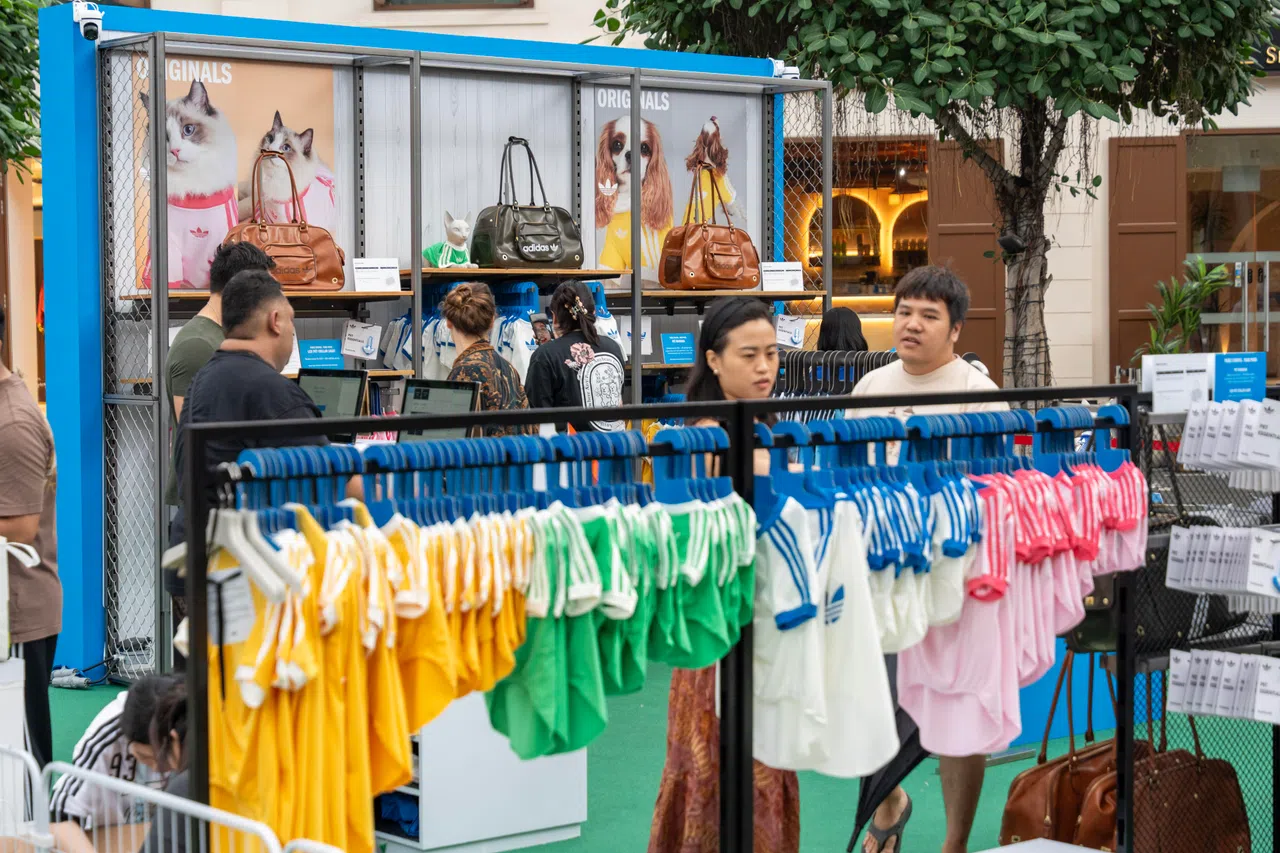 Adidas的宠物系列5月24日正式开售，公众能率先在“毛孩狂欢节”上购得。（CQ@Clarke Quay提供）