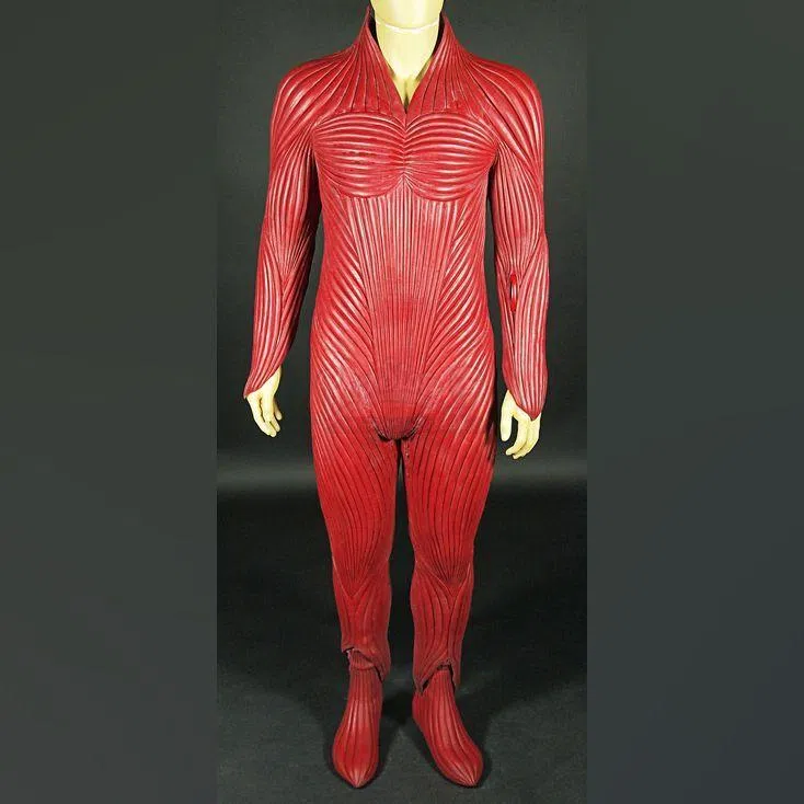 电影《入侵脑细胞》筋肉感十足的戏服，与Prada太空服遥相呼应。（互联网）