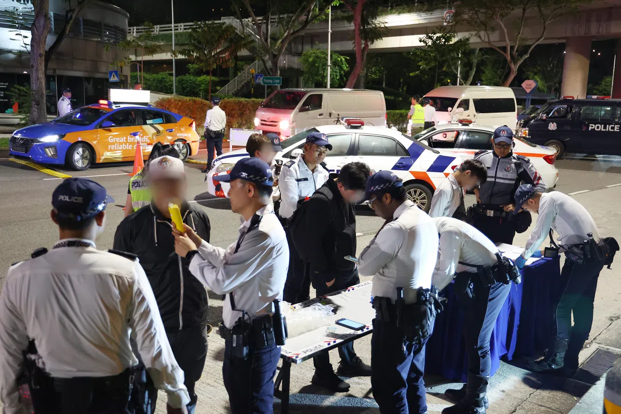 在短短一小时内，四人因酒驾被捕，当中包括三名女驾驶和一名电单车男骑士。（林明顺摄）