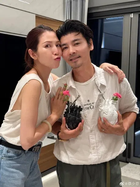 蔡少芬在老公张晋心脏病爆发后，寸步不离地照顾他。（互联网）