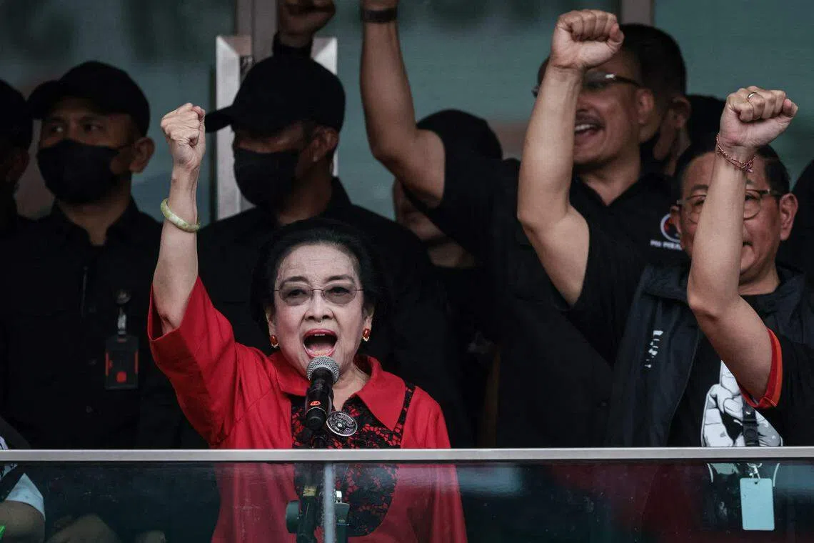 印尼总统佐科（不在图内）与斗争派民主党党魁美加华蒂（中）关系疏离，导致斗争派民主党在传统票仓中爪哇省的选票被瓜分。图为美加华蒂2月3日在雅加达出席斗争派民主党总统候选人甘查尔（不在图内）的造势活动。（法新社）
