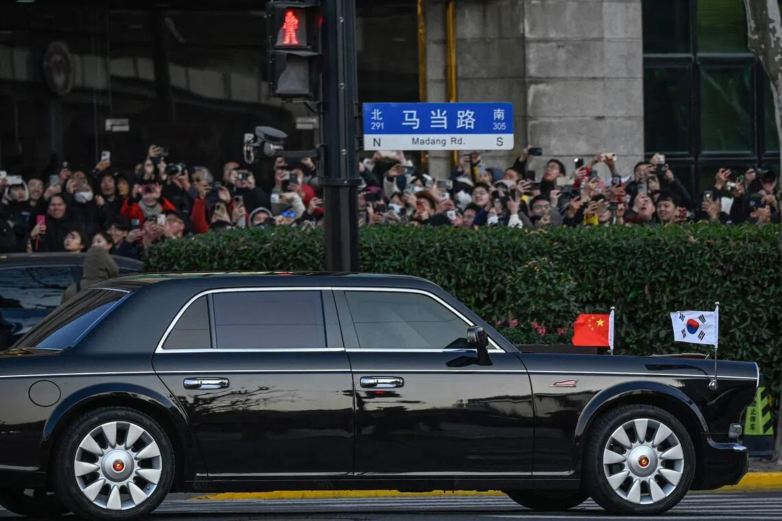 韩国总统李在明星期三（1月7日）参观完位于上海马当路的大韩民国临时政府旧址后，一辆插着中韩两国国旗的车辆驶离现场。（法新社）
