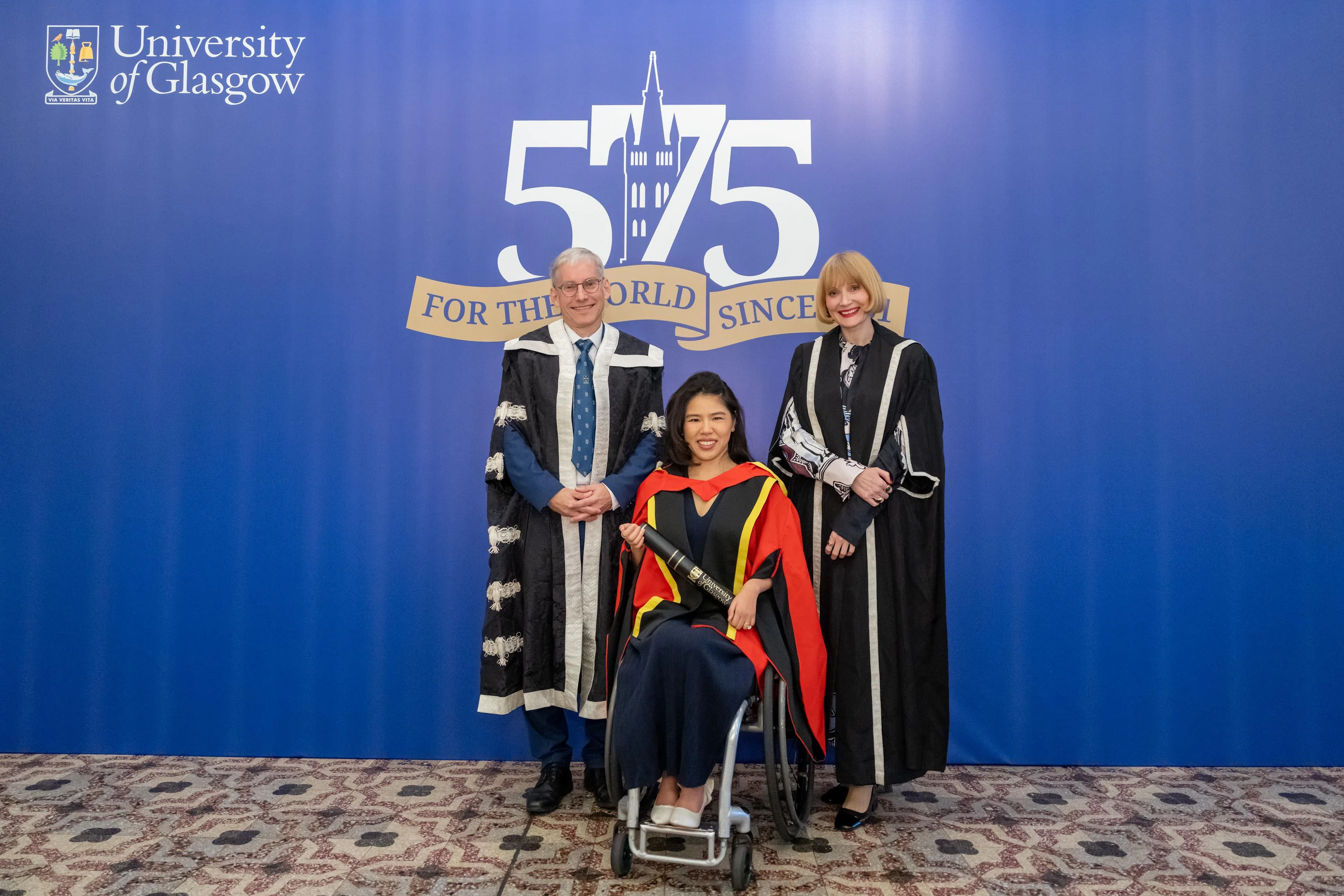 格拉斯哥大学校长斯科菲尔德（左）、副校长雷切尔·桑迪森教授（右）见证我国泳将叶品秀（中）获颁荣誉学位。（格拉斯哥大学提供）