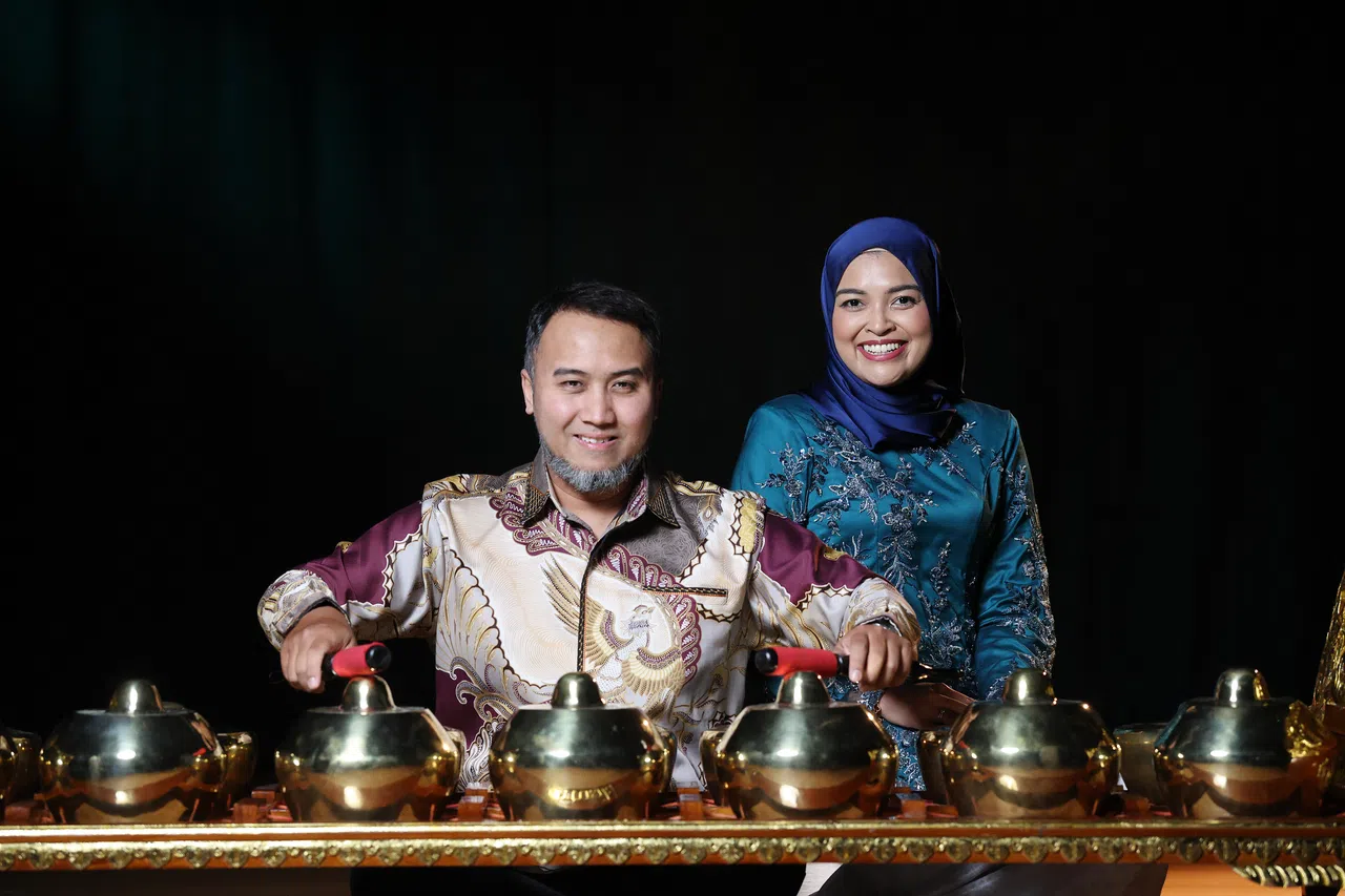 Artusik以甘美兰为核心，图片为甘美兰的乐器博南（Bonang）从左至右：Shahneezar Shahnan、纳比拉·贾拉勒（陈渊庄摄）
