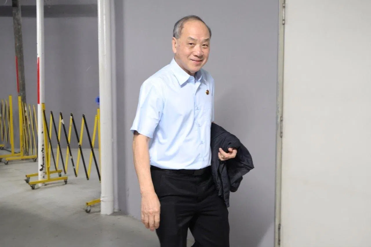 工人党前秘书长刘程强是在中午12时左右开车抵达会场，他对《联合早报》记者表明支持毕丹星。（郑一鸣摄）