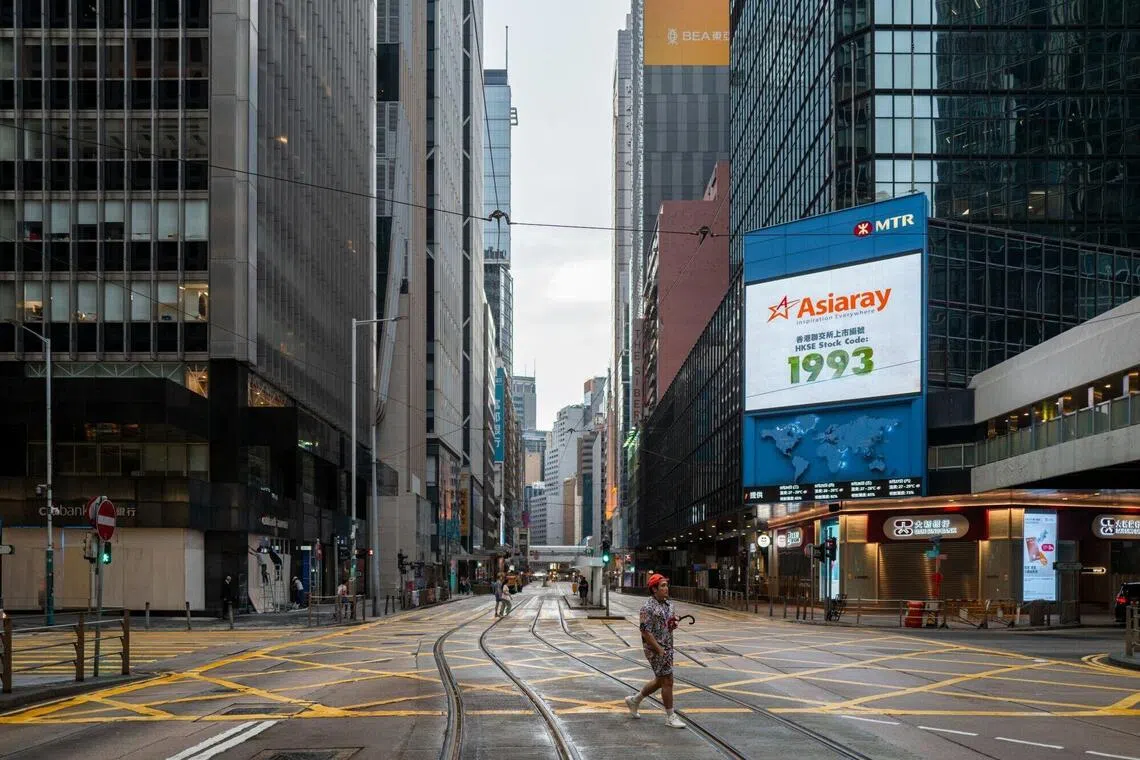 台风逼近，香港所有学校停课两天。图为行人在星期二（23日）穿过香港中环空荡荡的街道。（彭博社）