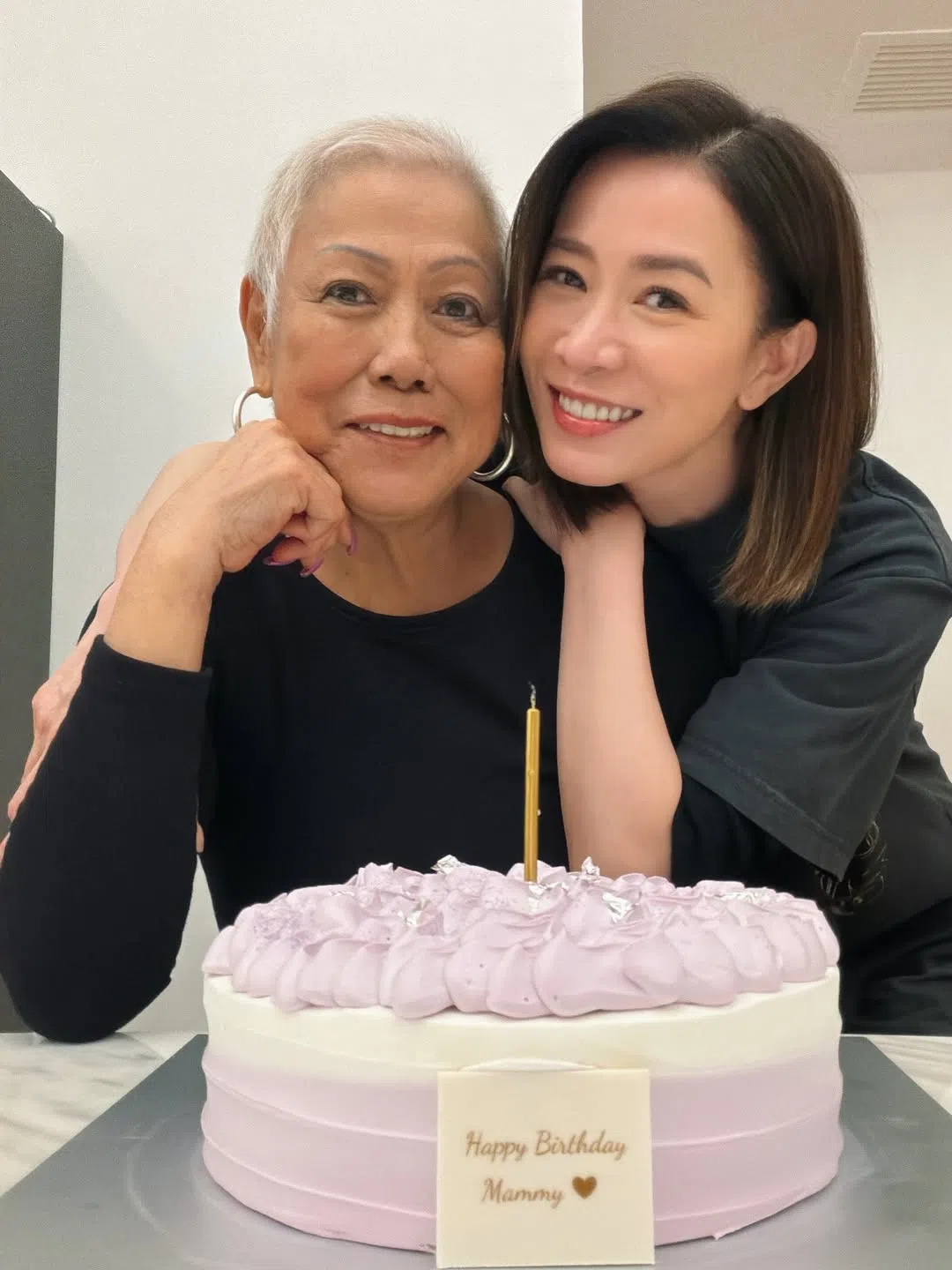 佘诗曼和妈妈感情要好。（取自佘诗曼IG）