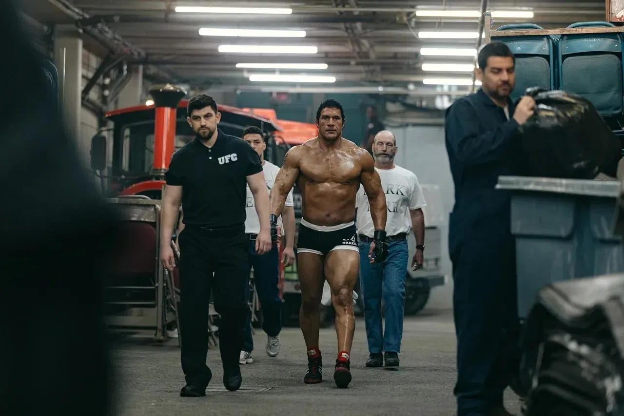 Dwayne Johnson（中间裸身者）饰演拳击冠军。（互联网）