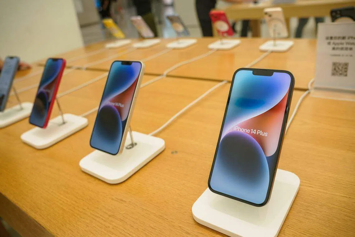 现在华尔街的一些业内人士预计，iPhone 15 Pro和Pro Max的价格将比iPhone 14 Pro高出大概100美元。（档案照片）
