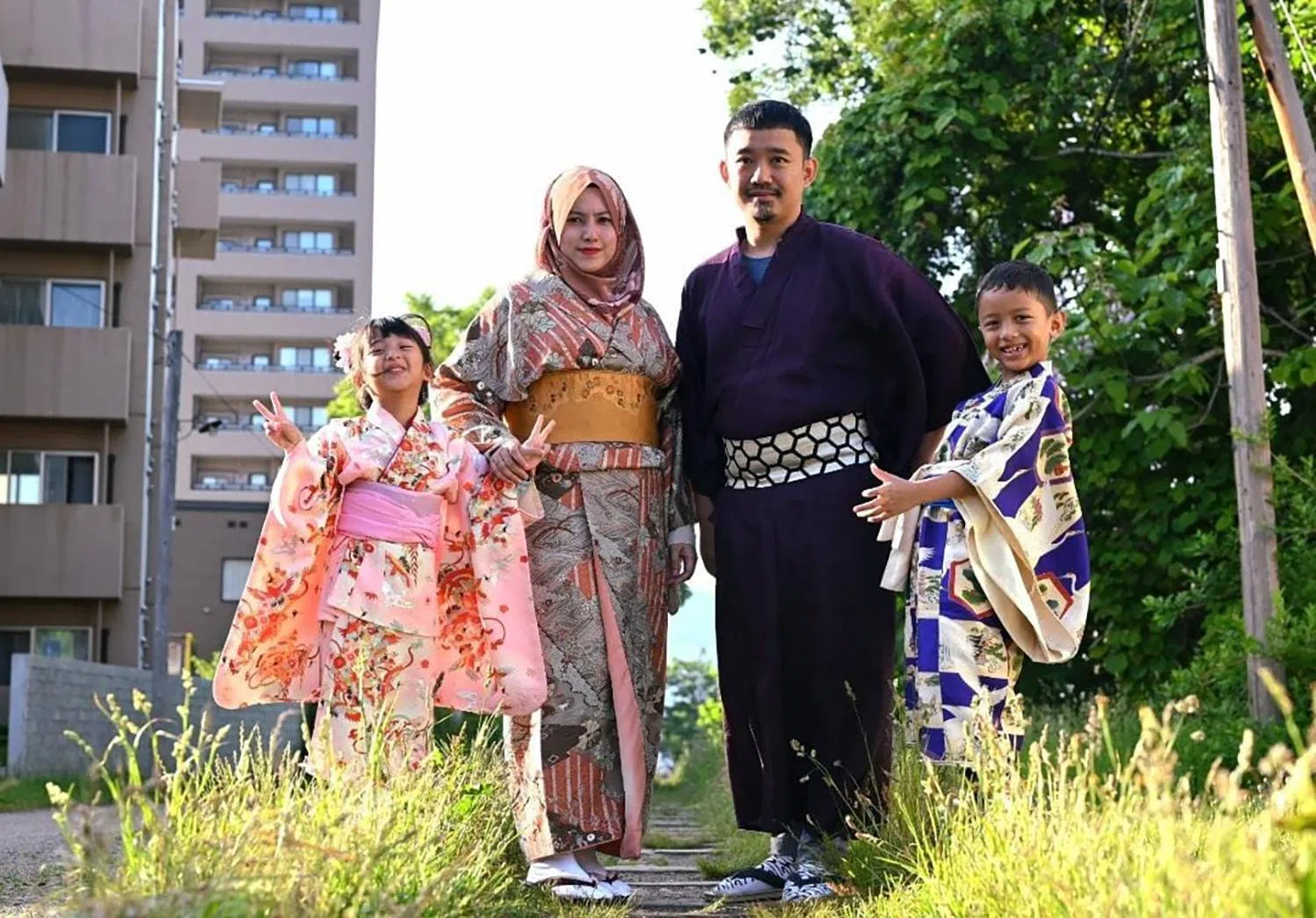苏海米（左二）说，夫妻俩已经决定只养育两个孩子，目前没有计划再添孩子。（受访者提供）