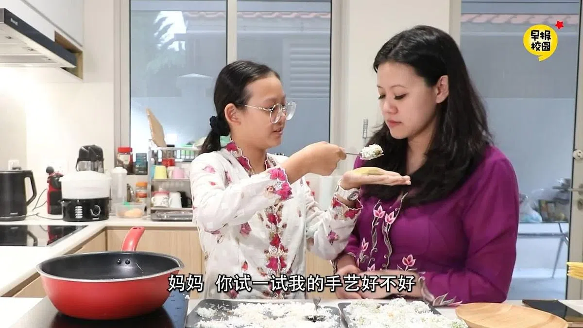 吴秀莲教导孩子制作娘惹糕点椰丝球 (Ondeh-Ondeh)，让他们从小就能接触自己的文化，并保持对传统文化的好奇心。