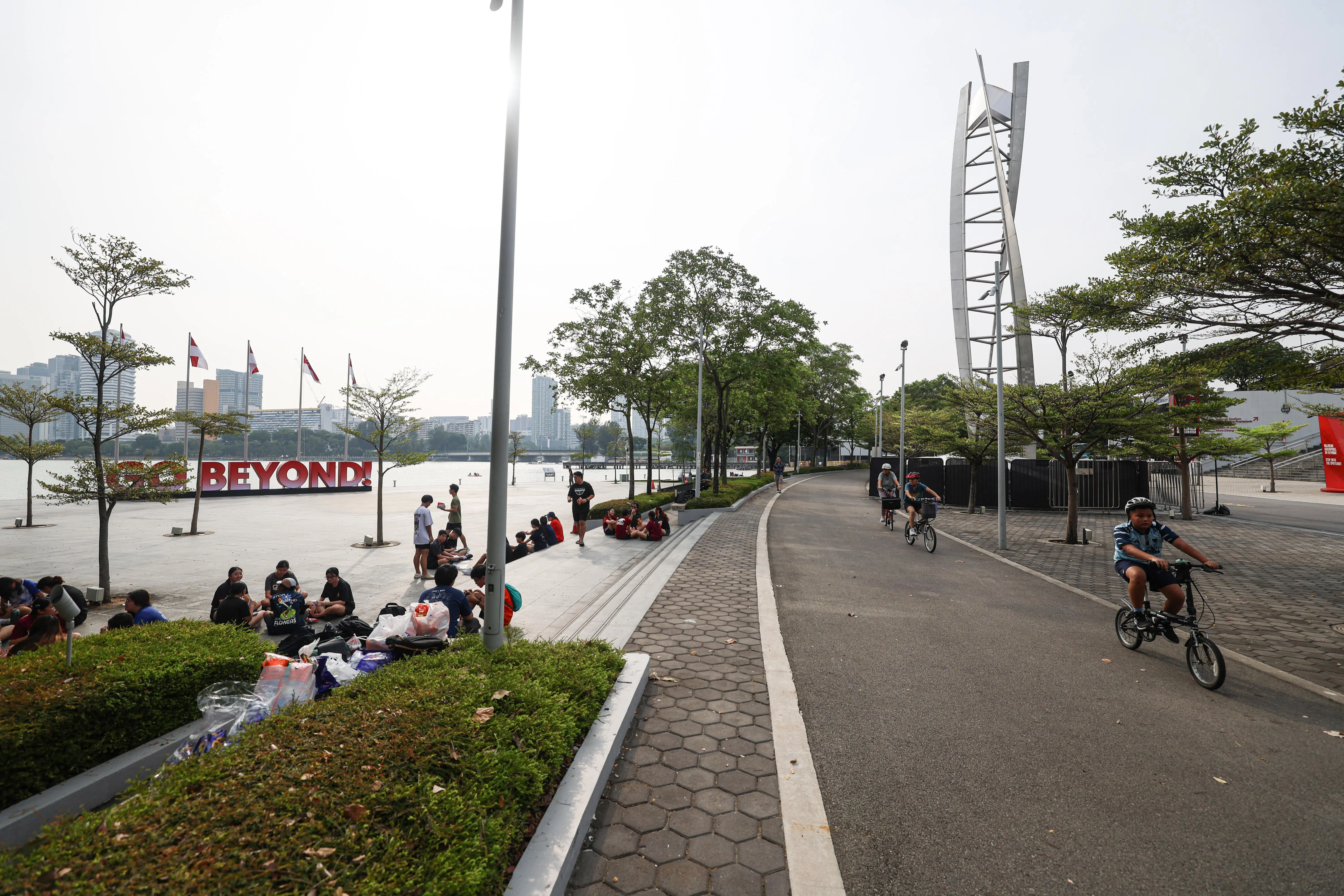 星期一（8月10日）白天，体育场河畔步道的地面已经收拾得非常干净，丝毫看不出前一晚曾有数万人聚集在那里野餐和看烟花。（关俊威摄）