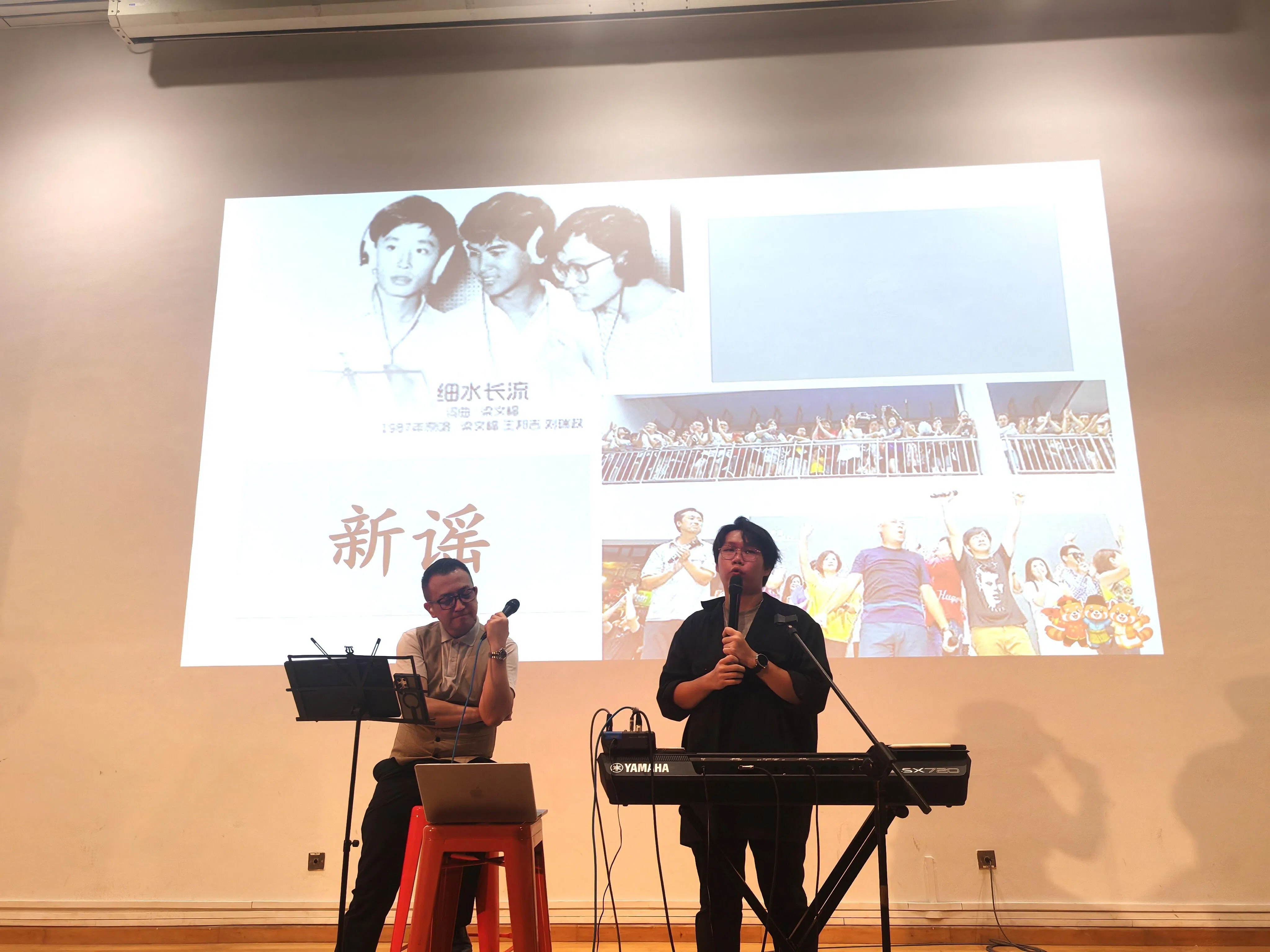 音乐导师黄国良（右）和陈俊平介绍新谣的发展历程。（照片由淡滨尼美廉初级学院提供）